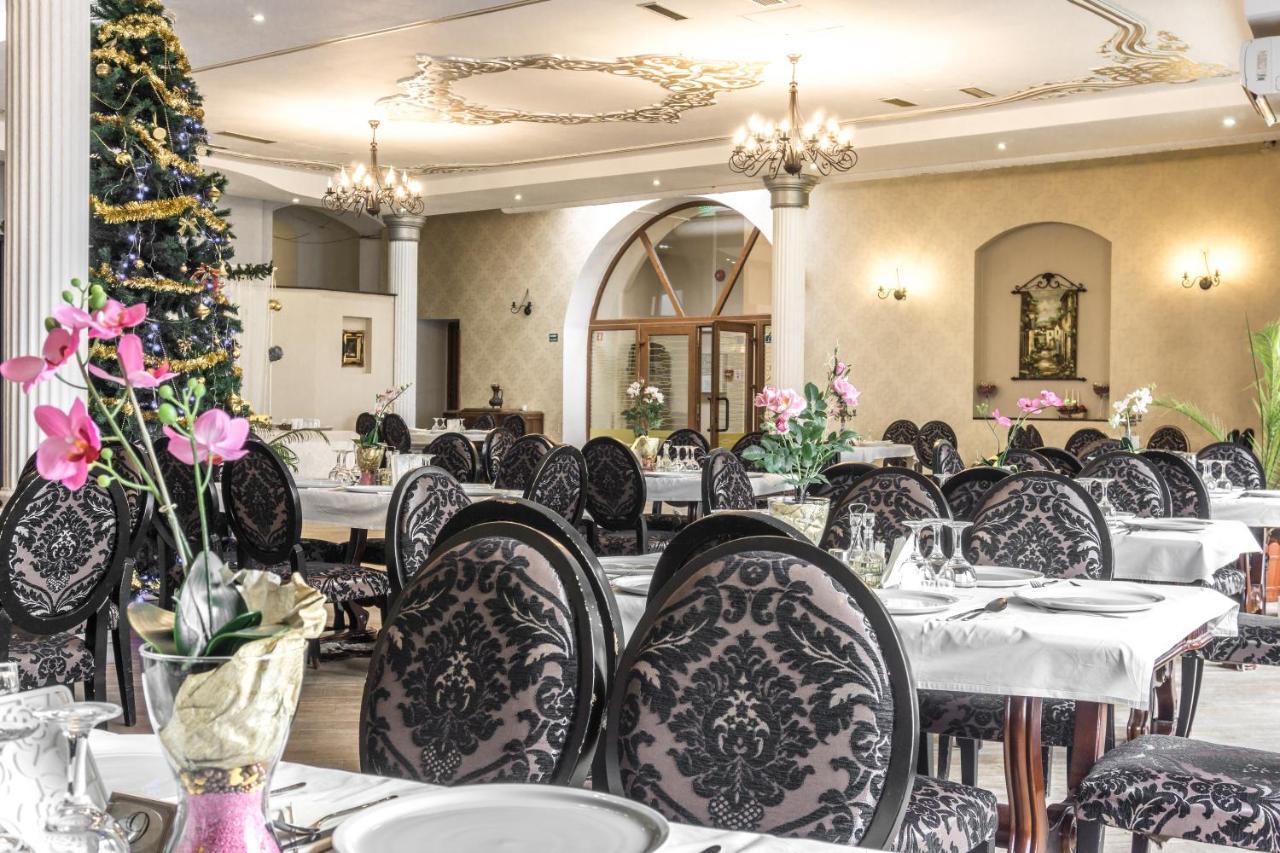 Hotel Ferdinand Haţeg Buitenkant foto