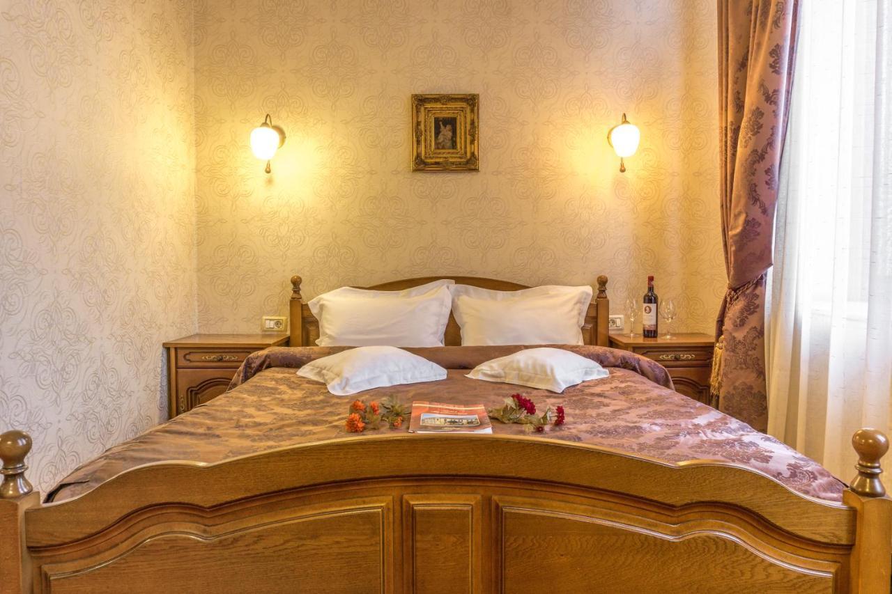 Hotel Ferdinand Haţeg Buitenkant foto