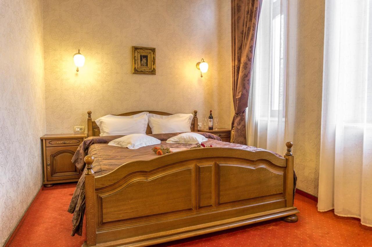 Hotel Ferdinand Haţeg Buitenkant foto