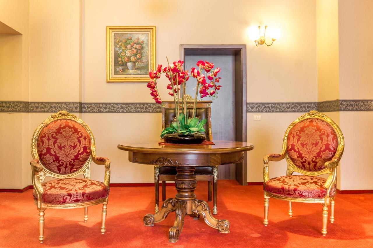Hotel Ferdinand Haţeg Buitenkant foto