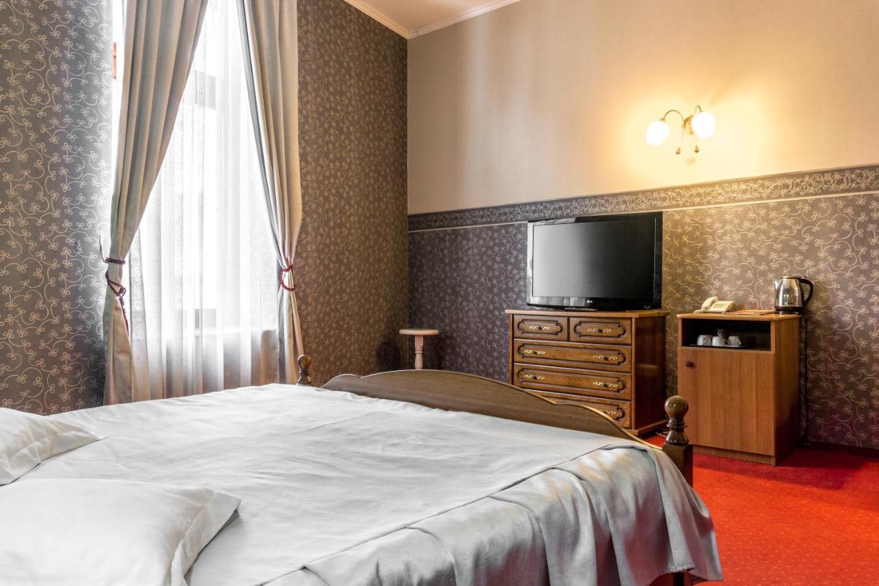 Hotel Ferdinand Haţeg Buitenkant foto