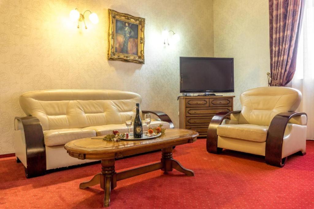 Hotel Ferdinand Haţeg Buitenkant foto