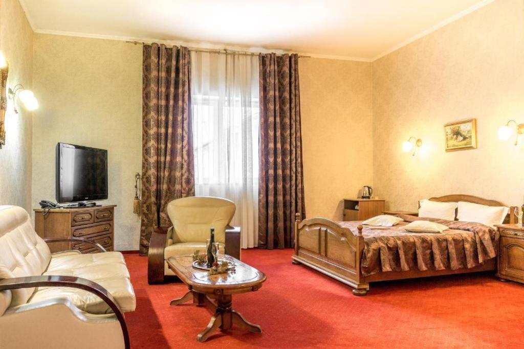Hotel Ferdinand Haţeg Buitenkant foto