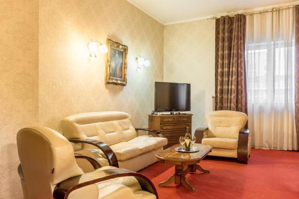 Hotel Ferdinand Haţeg Buitenkant foto
